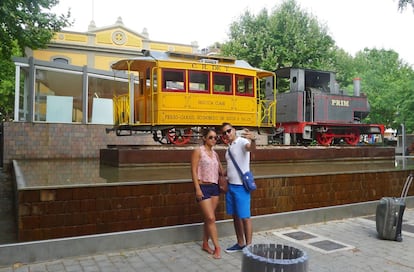 Plaza del Carrilet, con el ferrocarril económico que enlazaba Salou y Reus en el siglo XIX.