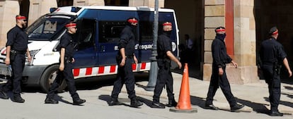 Agentes de los Mossos d'Esquadra, en los alrededores del Parlamento catalán.