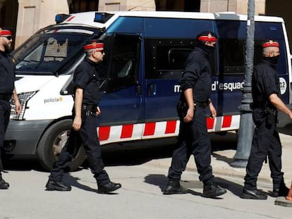 Agentes de los Mossos d'Esquadra, en los alrededores del Parlamento catalán.
