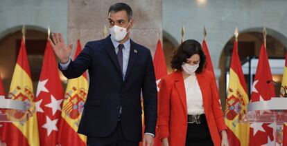 El presidente del Ejecutivo, Pedro Sánchez y la presidenta de la Comunidad de Madrid, Isabel Díaz Ayuso, se despiden después de ofrecer una rueda de prensa tras su reunión en la sede de la Presidencia regional, en Madrid.