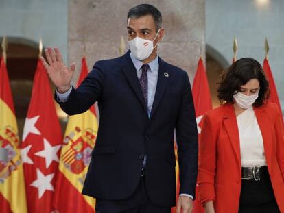 El presidente del Ejecutivo, Pedro Sánchez y la presidenta de la Comunidad de Madrid, Isabel Díaz Ayuso, se despiden después de ofrecer una rueda de prensa tras su reunión en la sede de la Presidencia regional, en Madrid.