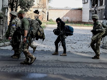 Un grupo de soldados ucranios, este sábado en Bajmut, en la zona de la región de Donetsk controlada por Kiev.