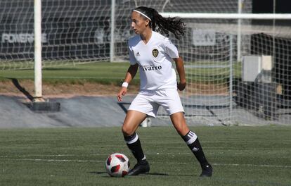 Gema Solivieres, canterana de 18 años del Valencia FC, con la pelota controlada.