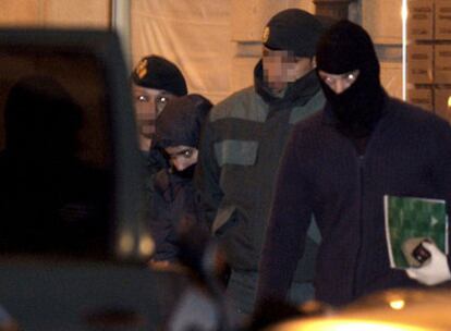 Agentes de la Guardia Civil trasladan a uno de los detenidos en San Sebastián.