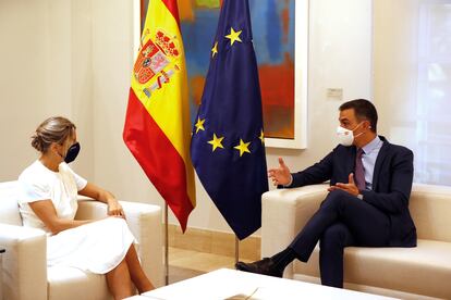 El presidente del Gobierno, Pedro Sánchez, y la vicepresidenta segunda del Gobierno y ministra de Trabajo y Economía Social, Yolanda Díaz, en La Moncloa