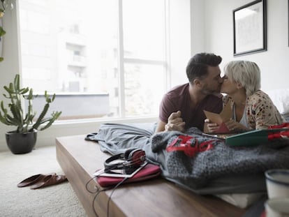 Una pareja abriendo regalos.