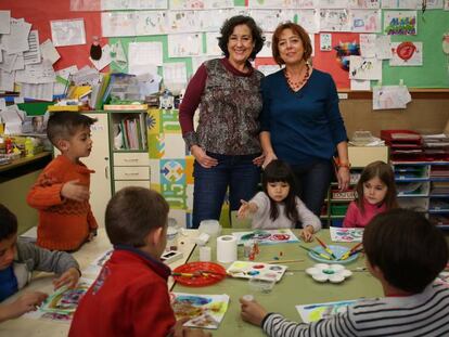 Paz, a la izquierda, y Marian, con sus alumnas del Colegio Público Nuestra Señora de la Paloma de Madrid.