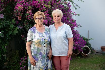 Carmen y Valentina en el jardín de la primera en El Saucejo, Sevilla.