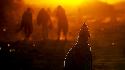 Migrantes se cubren del frío frente a la frontera con Estados Unidos, el 19 de diciembre en Ciudad Juárez, México.