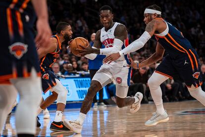 Dennnis Schroder, de Detroit Pistons, conduce la pelota ante la defensa de los New York Knicks.