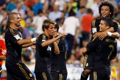 Los jugadores del Madrid celebran el tercer gol de Ronaldo, el sexto del equipo de Mourinho.