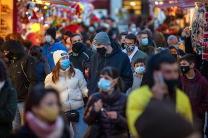 Una multitud pasea por el mercadillo de Navidad de la plaza Mayor, en Madrid.