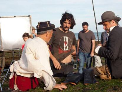 Lisandro Alonso, con la camiseta semilevantada, dirige a Viggo Mortensen (con sombrero) en el rodaje de &#039;Jauja&#039;.