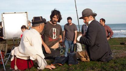 Lisandro Alonso, con la camiseta semilevantada, dirige a Viggo Mortensen (con sombrero) en el rodaje de &#039;Jauja&#039;.