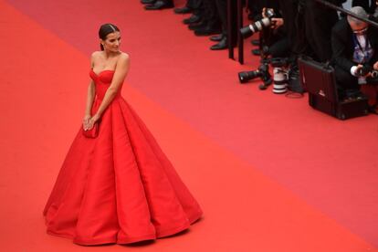 Natalia Janoszek asiste a la ceremonia inaugural del Festival de Cannes.
