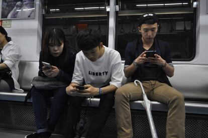 J&oacute;venes internautas en el metro de Se&uacute;l.