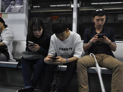 Jovens internautas no metro de Seul.