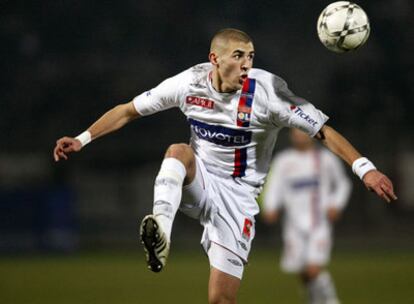 Benzema, en un partido con el Olympique de Lyon el pasado año.