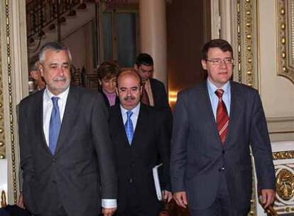 Griñán, Zarrías y Sevilla, durante la negociación de la deuda histórida hace un año.