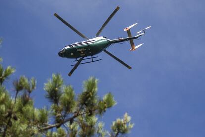 Un helicóptero sobrevuela esta mañana el municipio de Boiro, próximo a A Pobra, en labores de búsqueda.
