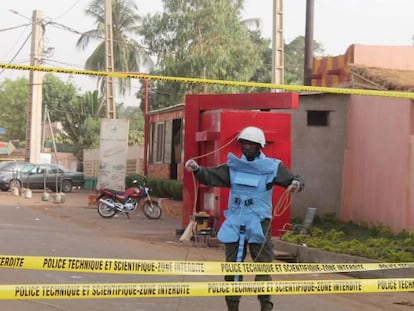 Un guarda vigila el bar atacat aquest dissabte a Bamako.