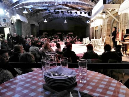 Un plato en la mesa en la obra de teatro 'L'hostalera', en la Biblioteca de Catalunya.