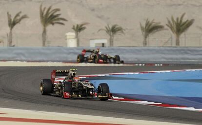 Los corredores del equipo Lotus, Romain Grosjean y Kimi Raikkonen, durante la carrera.