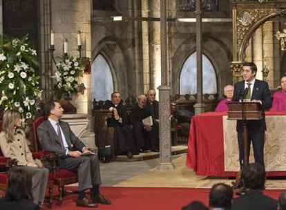 Patxi López interviene, ante la mirada de los Príncipes de Asturias, en el inicio del Año Santo Jacobeo, ayer en Roncesvalles.