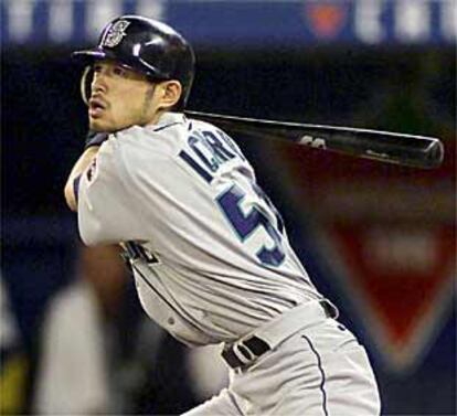 Ichiro Suzuki se dispone a batear.