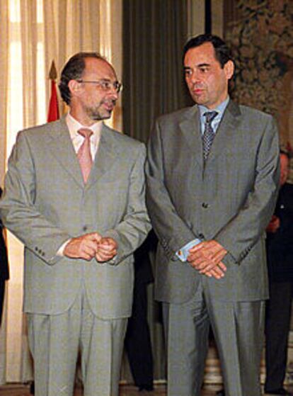 Cristóbal Montoro y Jaime Caruana, en julio de 2000.