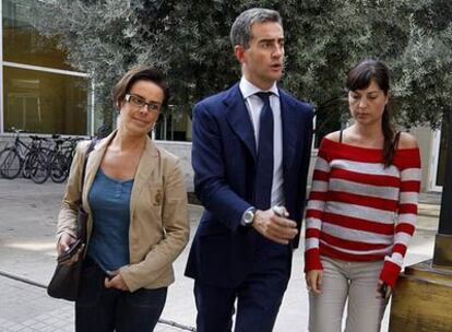 Ricardo Costa, ayer, con la tesorera del PP, Yolanda García (a la izquierda, con gafas).