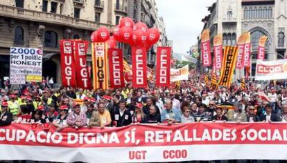 Manifestación del primero de mayo en Barcelona, convocada por UGT y CCOO, en una jornada marcada por la oposición sindical a los recortes que quiere aplicar la Generalitat en el sector público, en especial en Sanidad y Educación.