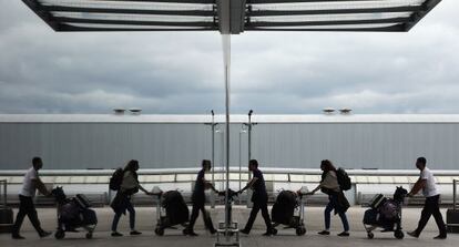 Pasajeros llegando a la terminal 4 del aeropuerto de Heathrow en Londres.