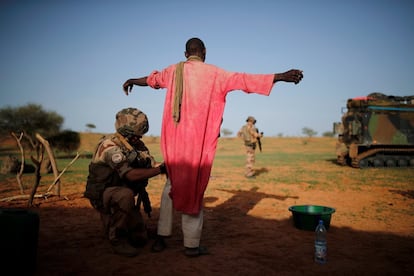 Un soldado francés registra a un campesino durane una operación de control de área de la Operación Barkhane en Ndaki (Malí).