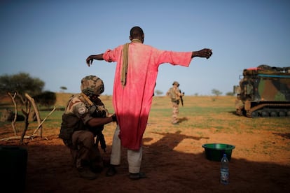 Un soldado francés del 2º Regimiento de Ingenieros Extranjeros registra a un hombre durante una operación de control de área en la región de Gourma, durante la Operación Barkhane en Ndaki (Mali).