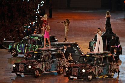 Victoria Beckham, Geri Halliwell, Emma Bunton, Mel C y Mel B salieron cada una de un taxi para después montarse sobre el capó agarradas a una plataforma. Así recorrieron el estadio dando vueltas ofreciendo una actuación muy divertida. ¡Hasta ellas mismas parecían disfrutarlo!