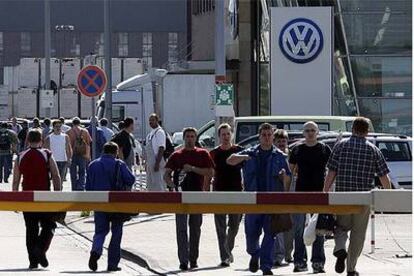 Trabajadores de Volkswagen, en la fábrica de la compañía en Wolfsburgo.