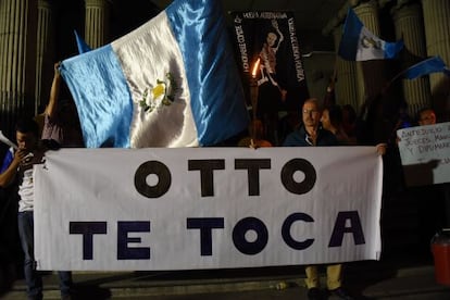 Ciudadanos festejan la detenci&oacute;n de la exviceministra guatemalteca. 