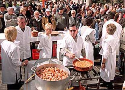 Decenas de personas aguardaban su turno para comer callos, ayer, en La Rambla de Barcelona.