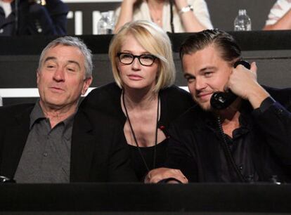 Robert De Niro, Ellen Barkin y Leonardo DiCaprio, durante la gala de beneficencia.