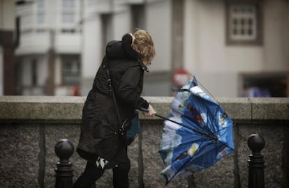 Los vientos rondaron los cien kilómetros por hora y olas de casi seis metros en A Coruña.