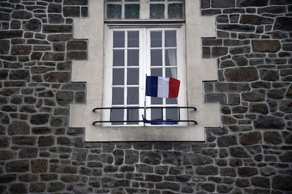 Bandera francesa en un edificio de París.