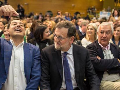 Juan Manuel Moreno gesticula observado por Rajoy y Javier Arenas en la convenci&oacute;n del PP andaluz en Granada.