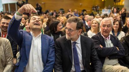 Juan Manuel Moreno gesticula observado por Rajoy y Javier Arenas en la convenci&oacute;n del PP andaluz en Granada.