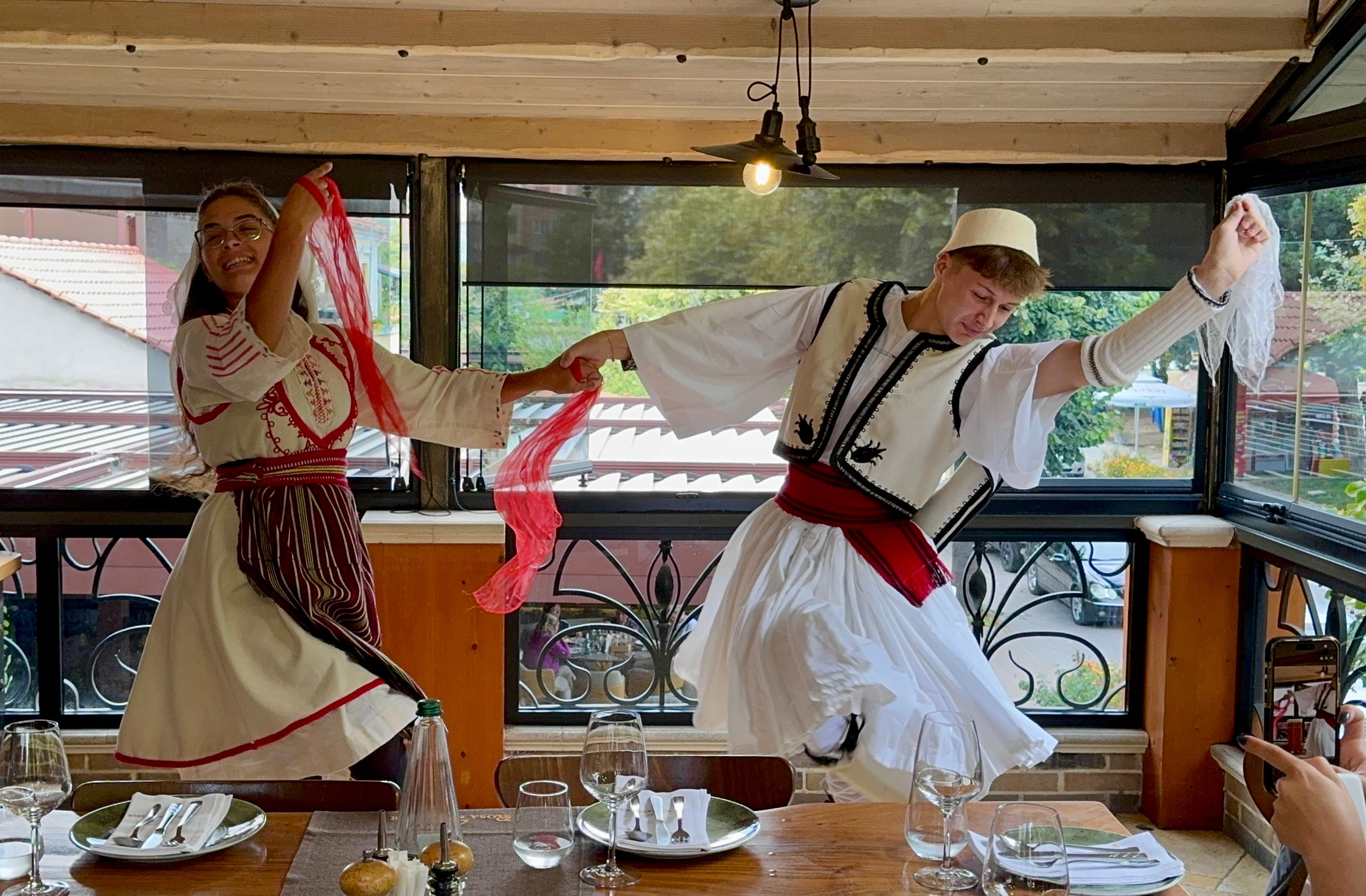 Demostración de bailes tradicionales albaneses en Pogradec (Albania).