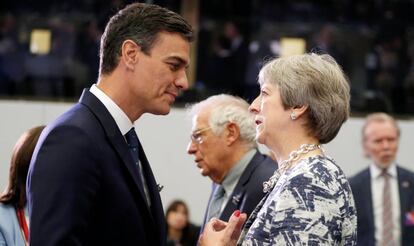 Pedro Sánchez y Theresa May este jueves en la cumbre de la OTAN en Bruselas.