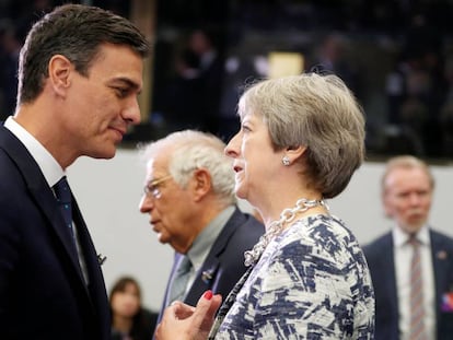 Pedro Sánchez y Theresa May este jueves en la cumbre de la OTAN en Bruselas.