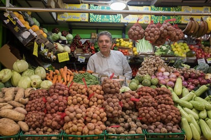 Pedro de la Paz, en su puesto del mercado de La Laguna.