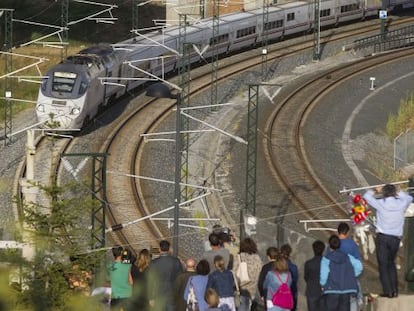 El tren Alvia toma la curva de Angrois durante el acto en recuerdo de las v&iacute;ctimas.