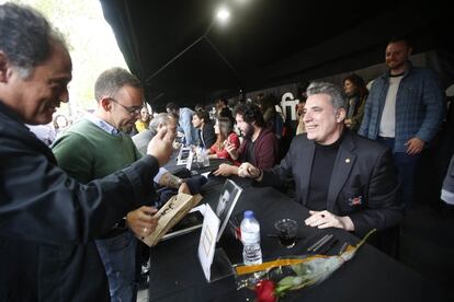 Firma de libros del cantante Loquillo, que recientemente ha publicado 'Chanel, cocaína y Don Perignon', una nueva obra que culmina la saga autobiográfica iniciada con 'El chico de la bomba'.